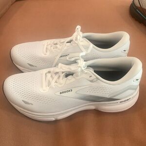 Mens brooks ghost 15 sneakers - size 9